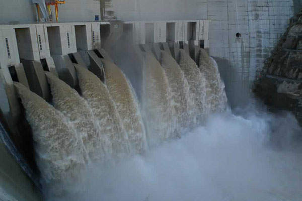 The dam's eight orifice spillways have a discharge capacity of 7,000m³/s. Image courtesy of Pi Makina.