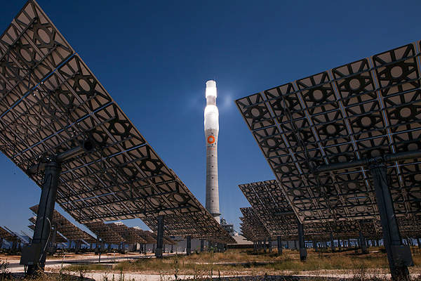 Gemasolar's central receiving tower, the first of its kind in the world, receives the solar radiation reflected by the heliostats. Image courtesy of Sener Group.