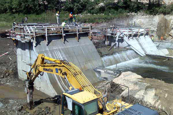 The gravity dam has a crest length of 92m.